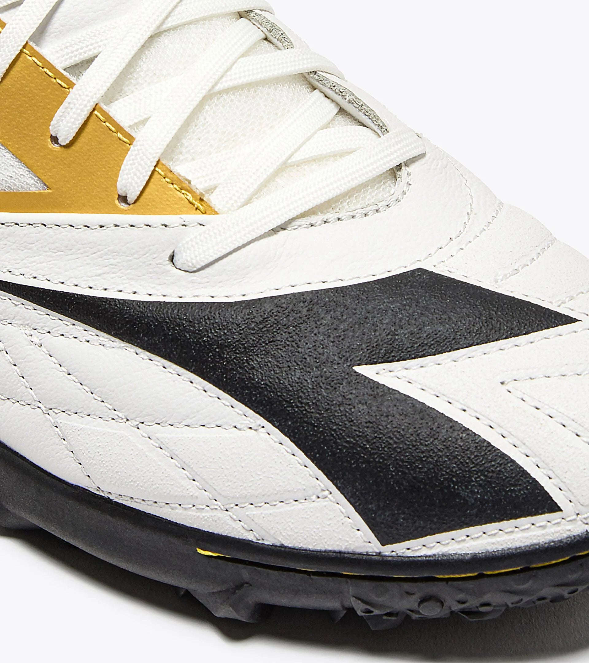 Botas de fútbol Diadora Brasil Sala Elite TF (blanco/negro/oro metalizado)