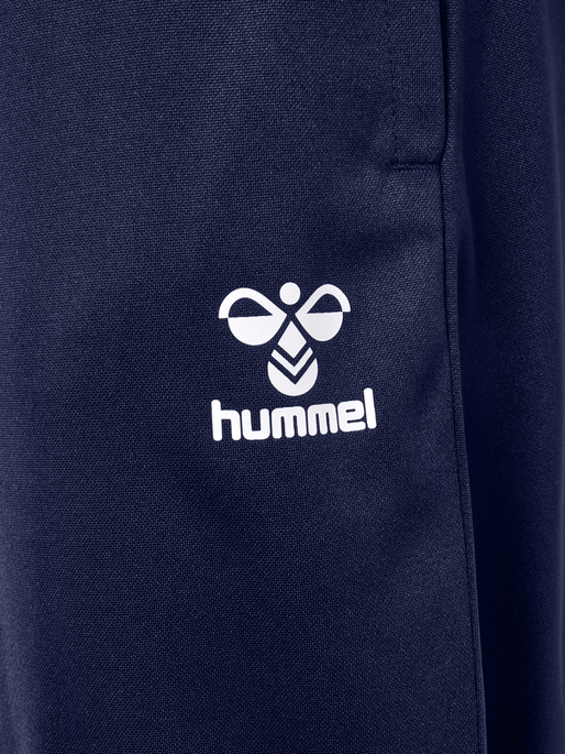 Traje con el logo de Hummel
