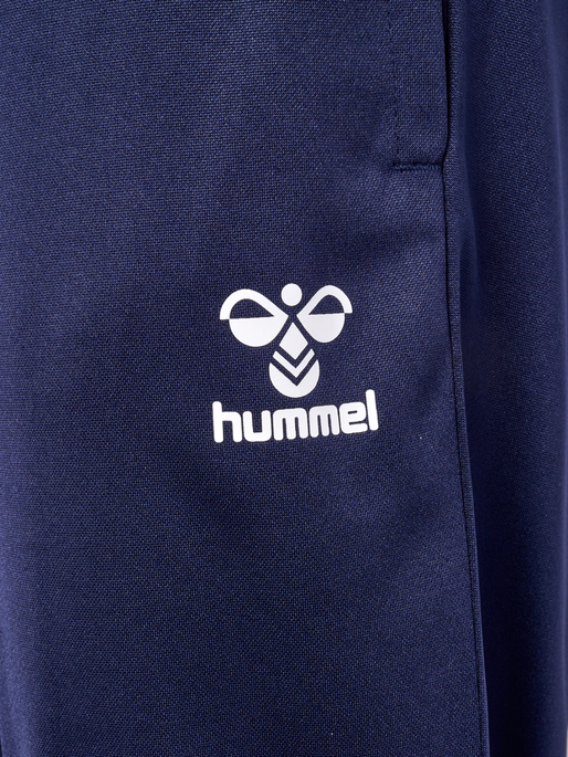 Traje con el logo de Hummel