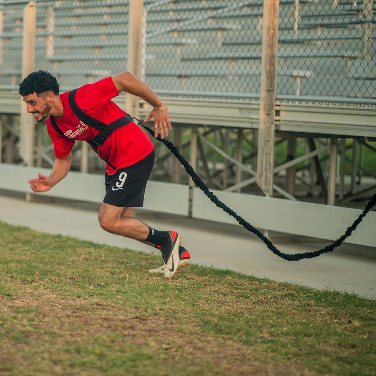 Entrenamiento de velocidad con resistencia individual mediante bungee de Soccer Innovations