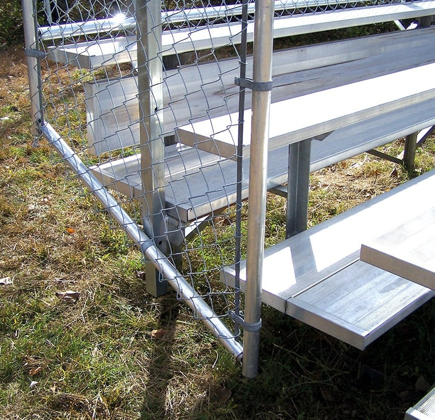 Grada cerrada Jaypro para fútbol (5 filas - Tablón de un solo pie con barandilla de malla metálica)